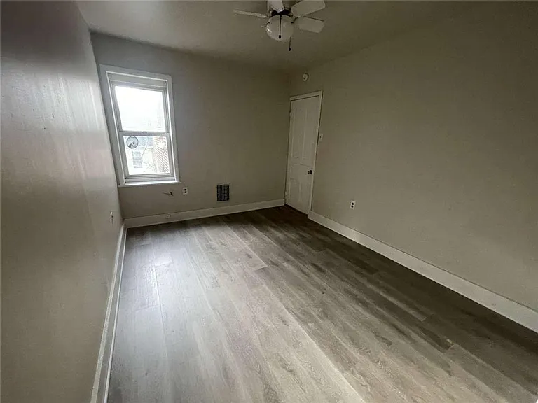 917 Center St — Photo 8