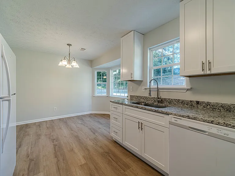 594 Harvard Dr — Photo 16