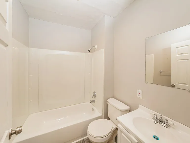 1343238_023_main_bathroom_13118879.jpg