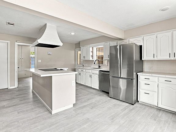 3rd image of 2401 Greenlawn St