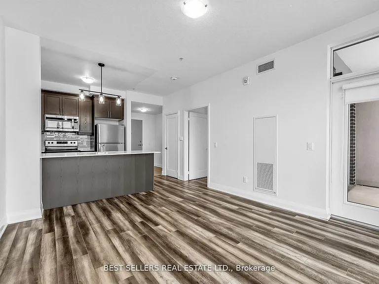 16 Concord Pl #220 — Photo 4