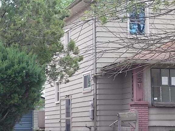2nd image of 221 S Market St