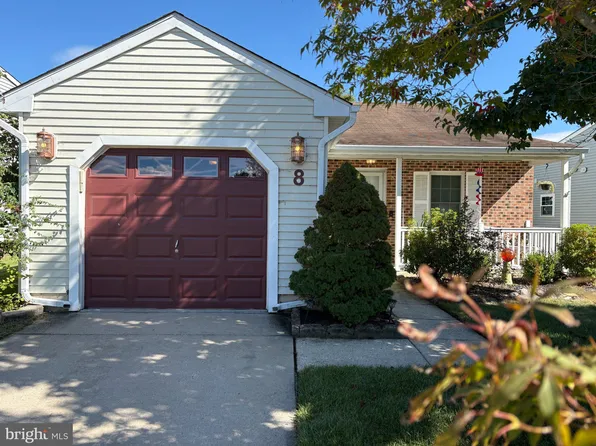 8 White Stone Ct, Mount Laurel, NJ 08054
