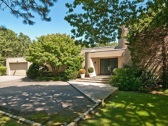 2nd image of 33 Fox Hollow Dr