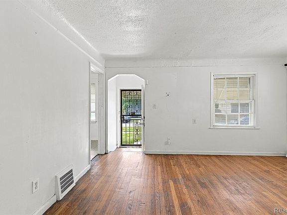 4th image of 20192 Goddard St