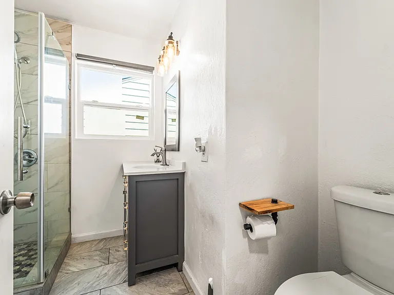 560 Russell St — Photo 29