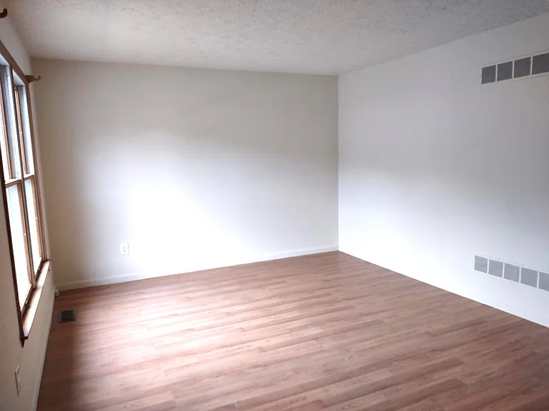 2208 Melrose Ln — Photo 4