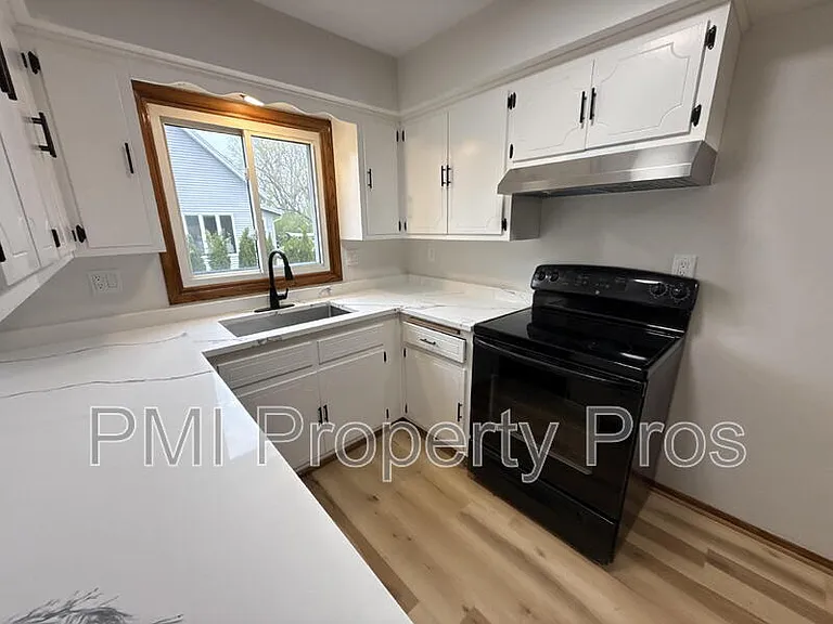 8148 S 88th St — Photo 2