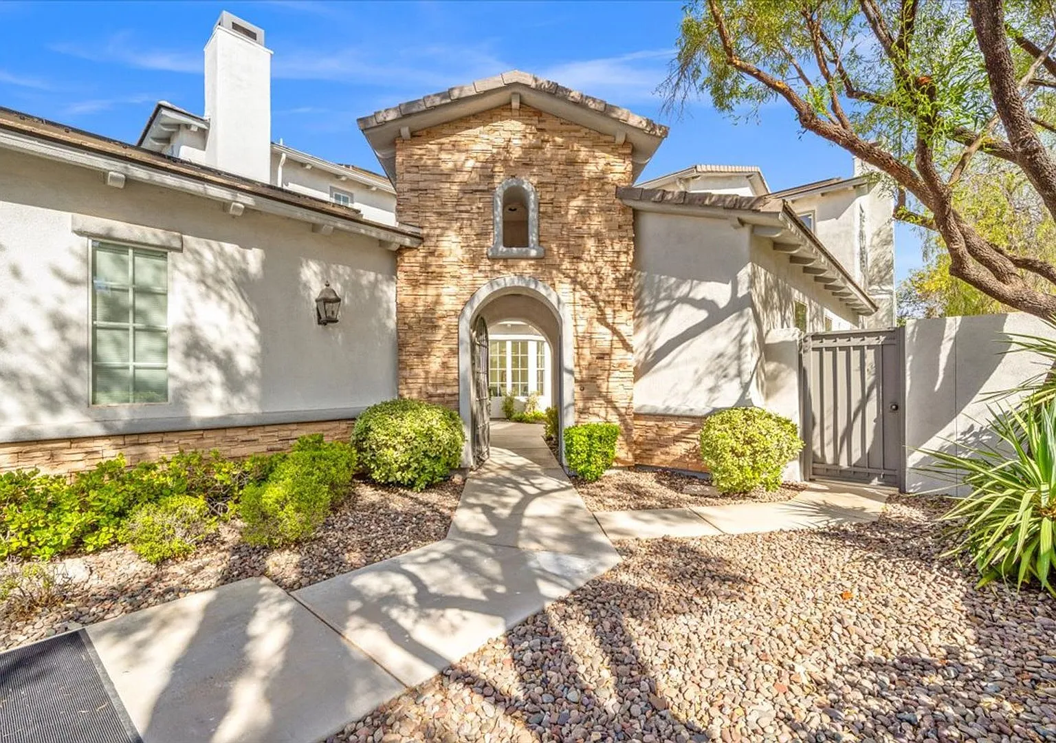 Exclusive 5-Bedroom Estate on the 12th Hole of Arroyo Golf Course in Red Rock Country Club — Photo 3