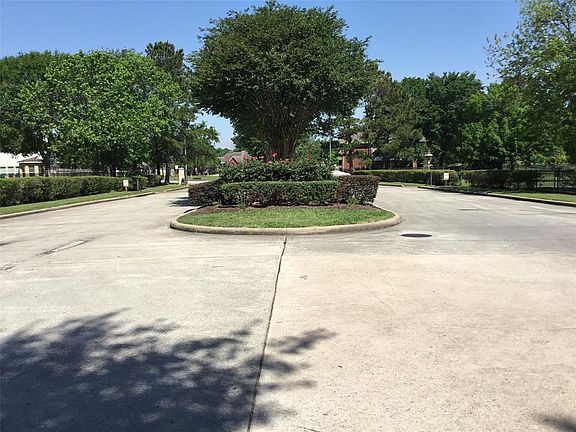 3rd image of 2514 Bay Hill Dr