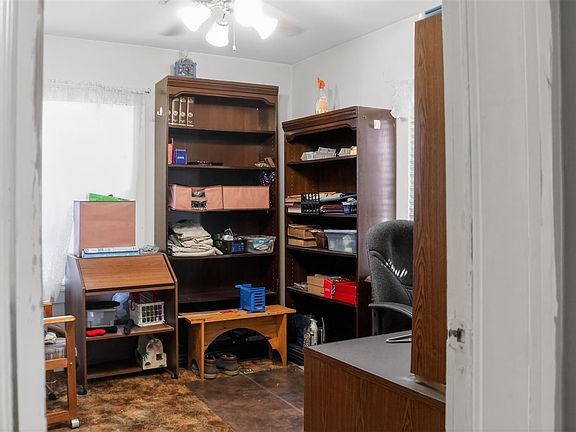 3rd image of 208 W Oliver St