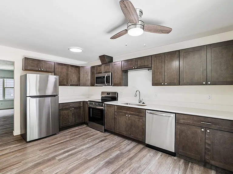Midland Apartments — Photo 38