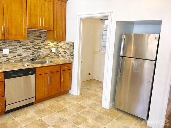 3rd image of 3044 Octavia St
