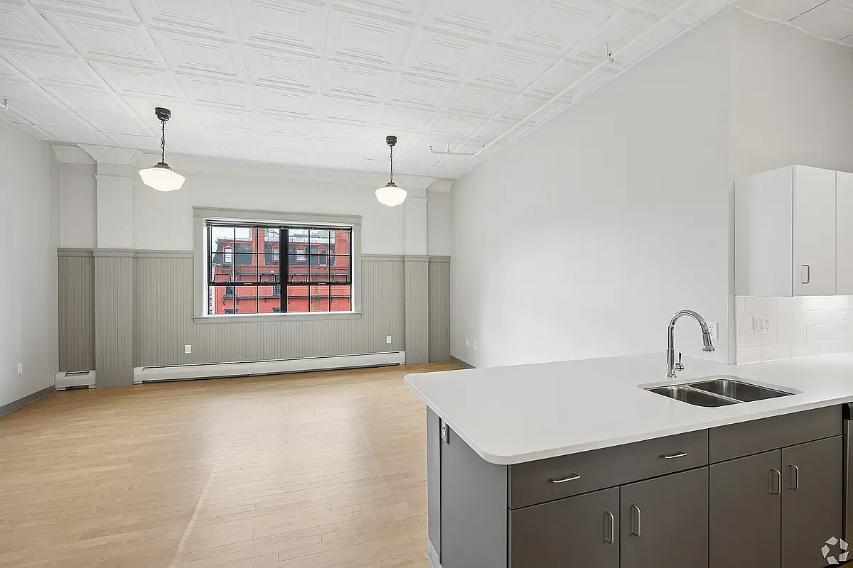 Studio, 600 sqft, $1,925 — Photo 2