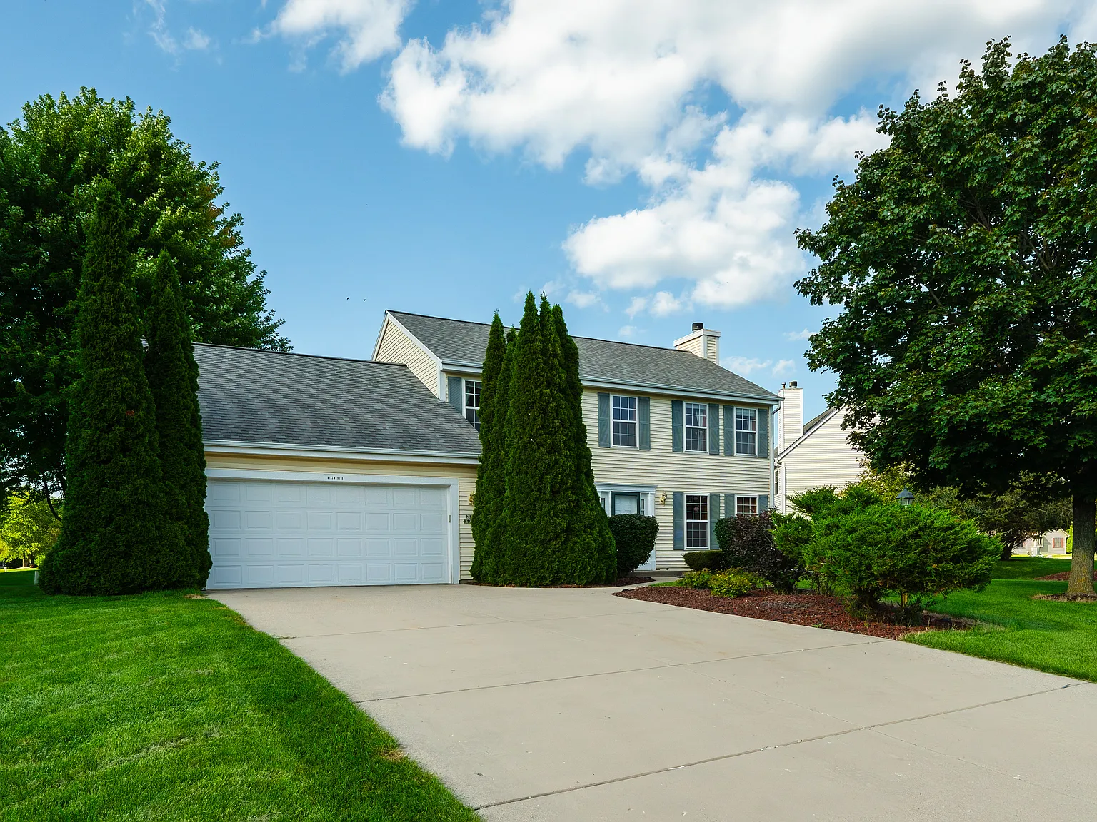 3 bed, 2.5 bath, 2600 sqft, $3,100 — Photo 2