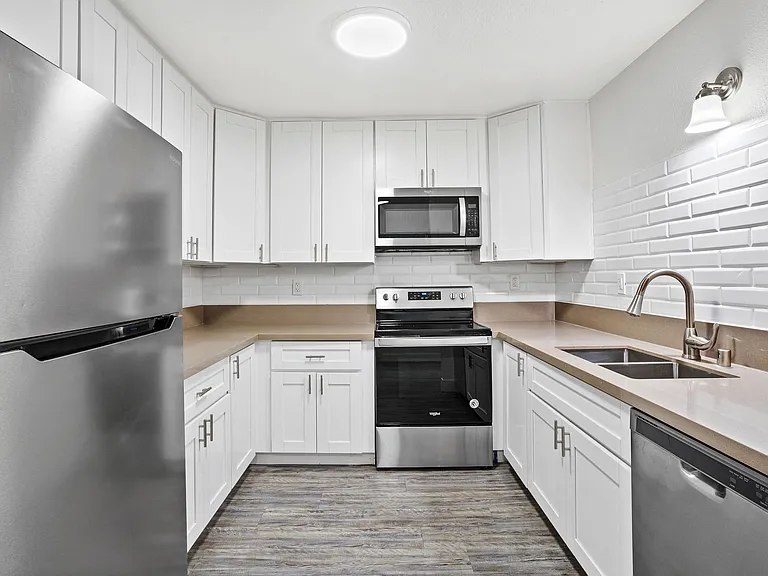 FH - Hilltop Apartments — Photo 9
