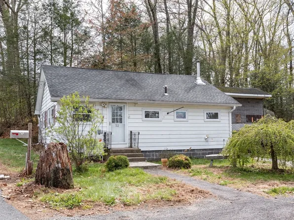 52 Lakeview St, Southwick, MA 01077