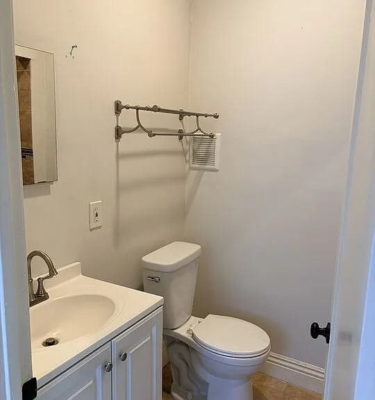 2142 S Victoria Ave — Photo 20