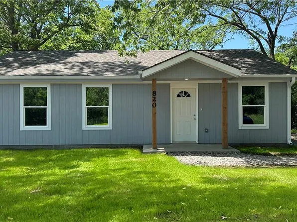 820 N Locust St, Ottawa, KS 66067