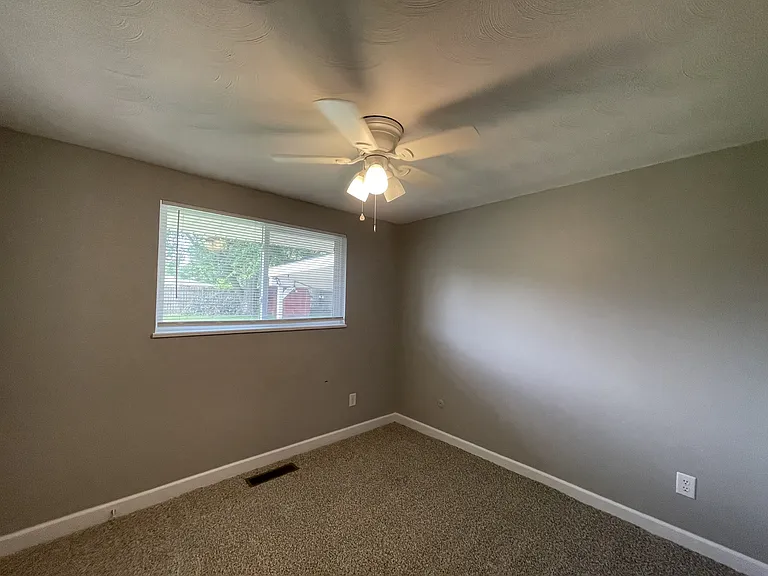 1377 S Maple Ave — Photo 12