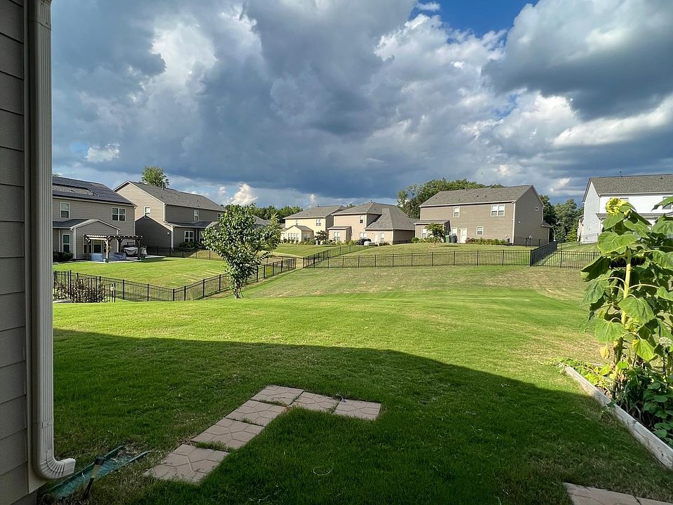 Gorgeous backyard! LANDSCAPING INCLUDED WITH A LEASE START DATE OF 10/1/2024.