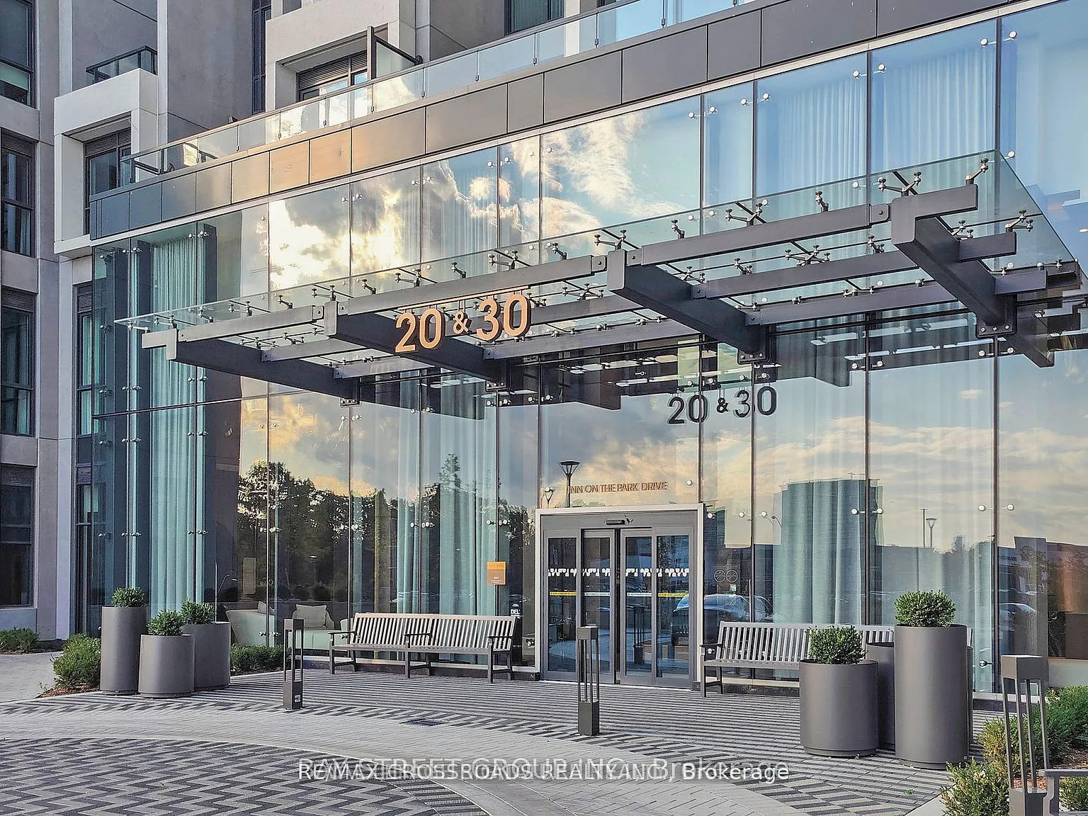 20 Inn On The Park Dr — Photo 2