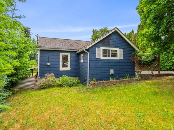 3351 Crescent St, Cumberland, BC V0R 1S0