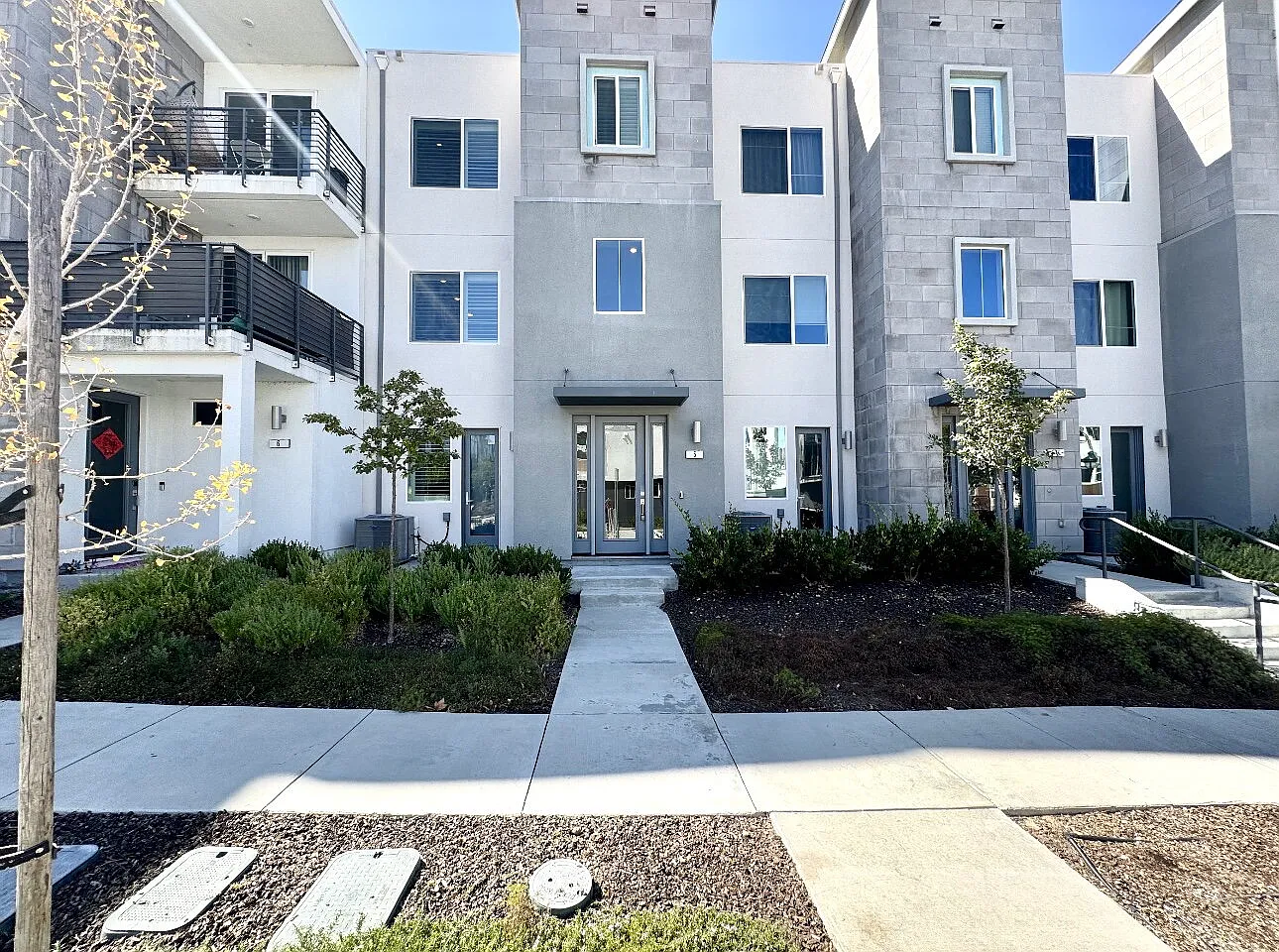 4 bed, 3.5 bath, 2002 sqft, $4,850 — Photo 2