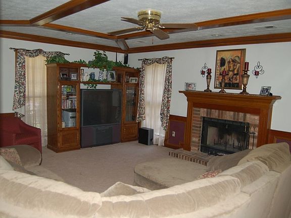 Comfortable and snugly family. Wood-burning fireplace.Wired for surround sound