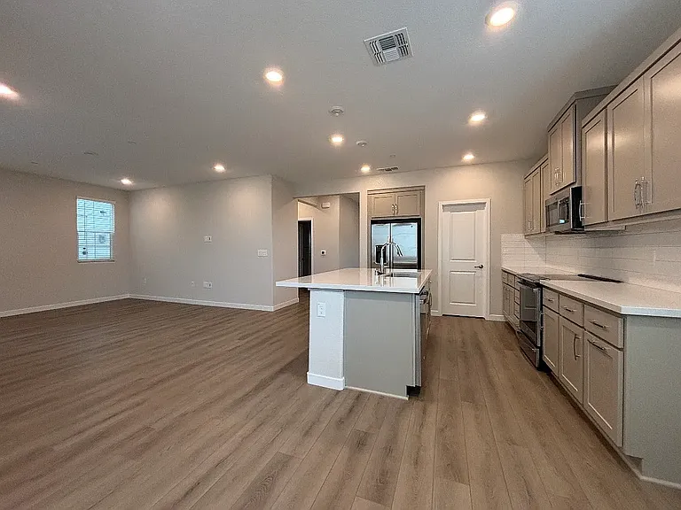 14545 Southpointe Dr #61 — Photo 4