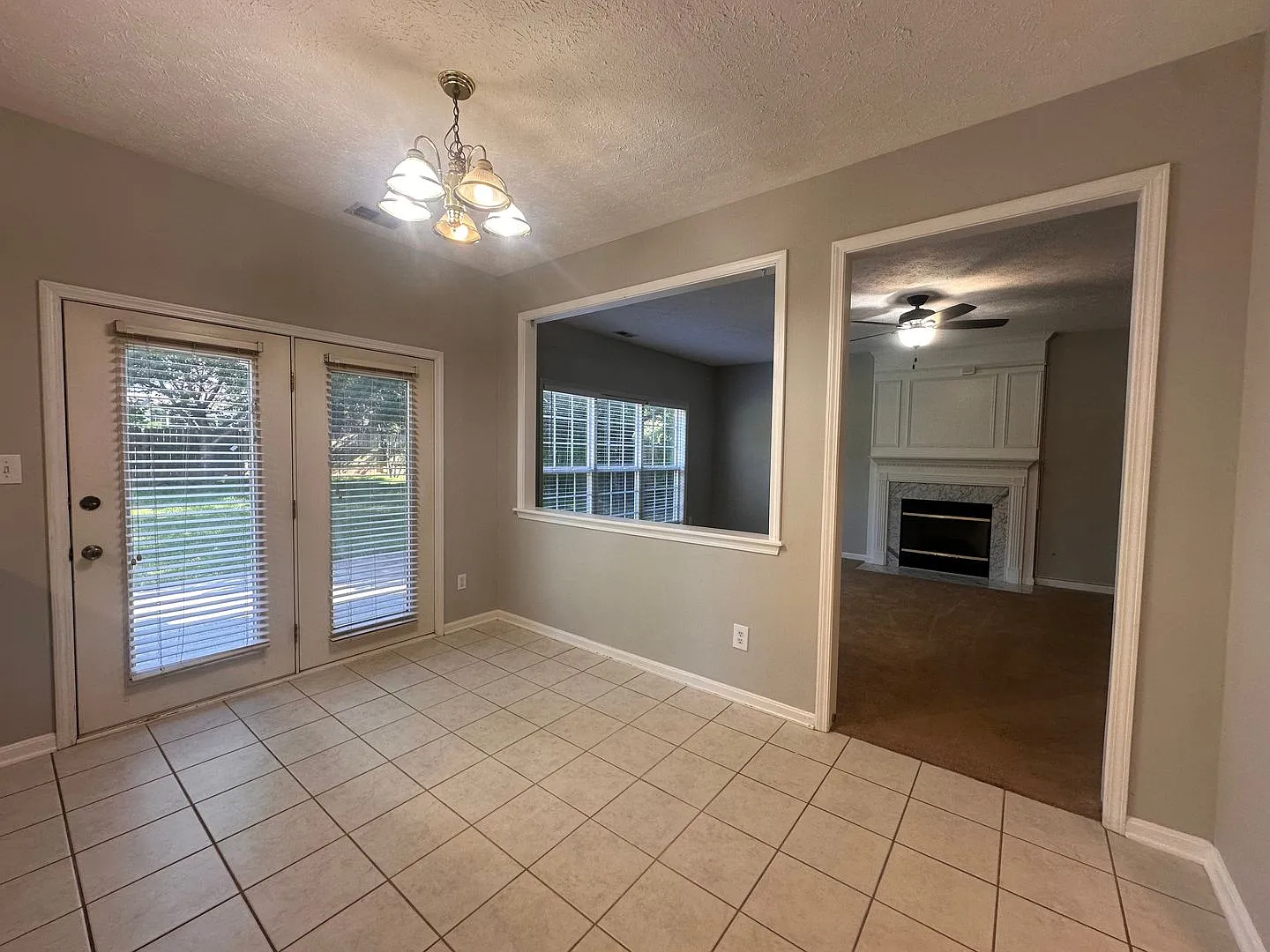 Spacious 4-Bedroom Home in Prospect Lawn Care Included! — Photo 4