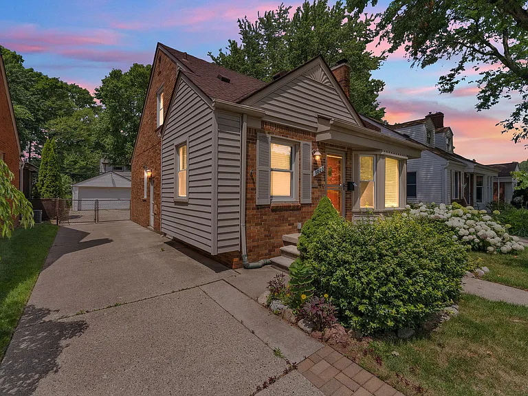 3020 Syracuse St — Photo 4
