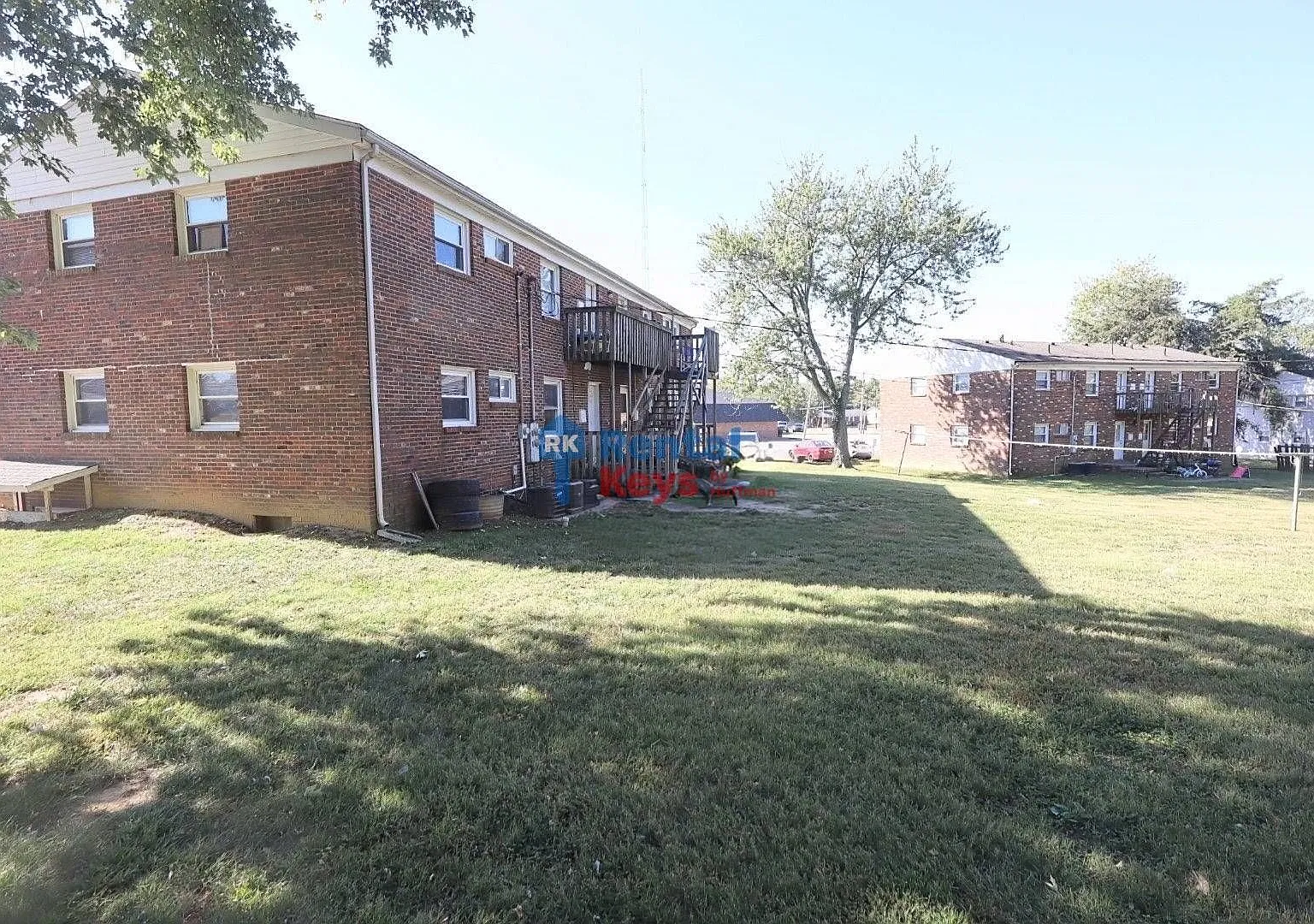 916 Parkview Drive — Photo 2