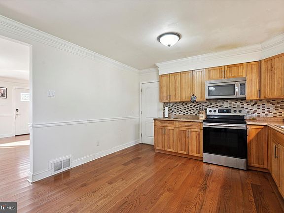 3rd image of 8 Brookwood Pl