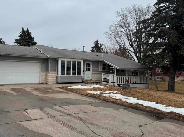 1114 N 10th Ave E, Newton, IA 50208