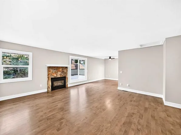 33 E Glamis Grn SW #225, Calgary, AB T3E 6T9