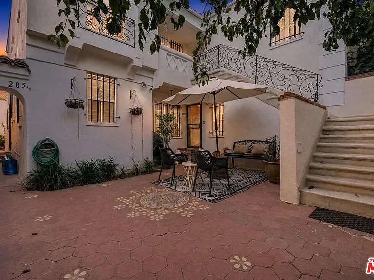 207 S Reeves Dr — Photo 2