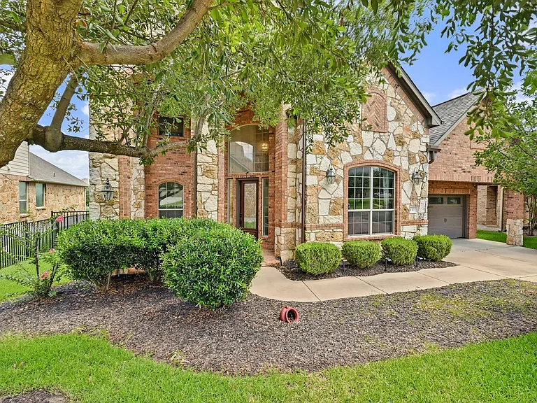 4303 Woodledge Pl — Photo 2