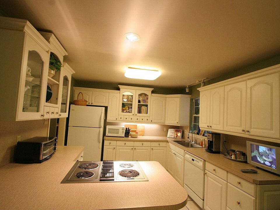 2nd image of 31 Broadmoor Dr