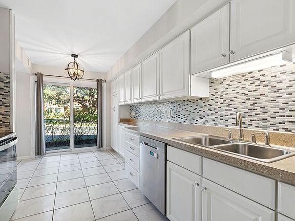 5th image of 1500 Chartres Dr #1D