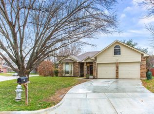 929 Meadowdale Rd, Arlington, TX 76017