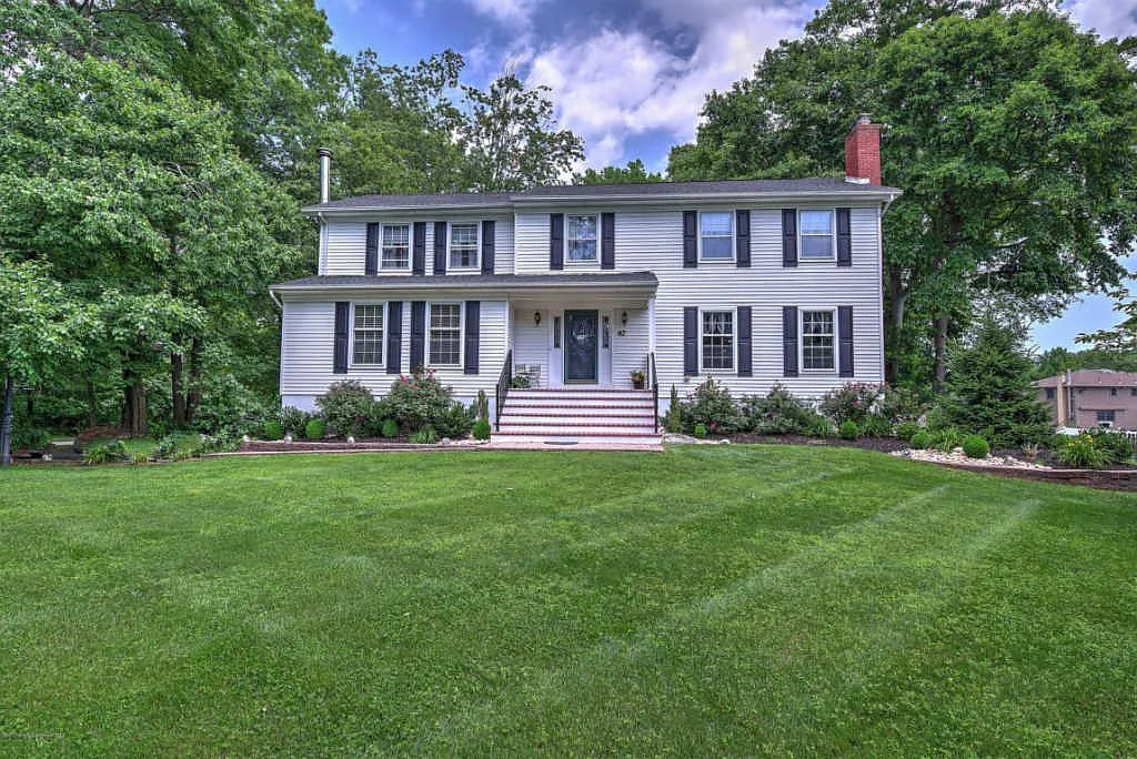 47 Thomas Dr photo 1