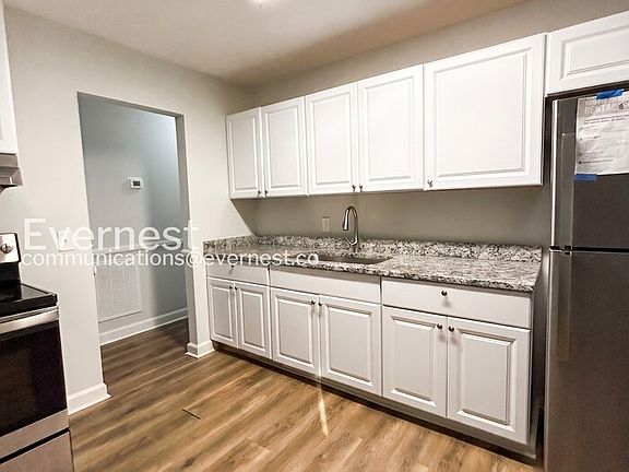3rd image of 203 Pine Tree Dr