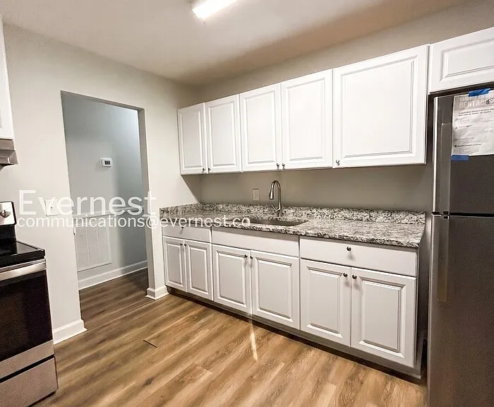203 Pinetree Dr — Photo 3