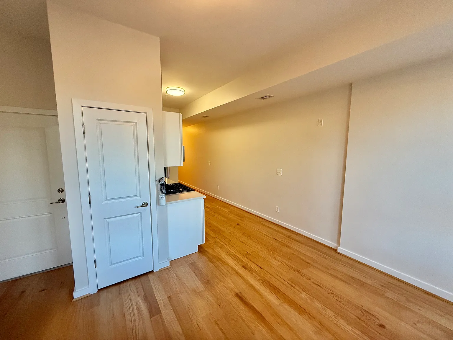 2 bed, 1.5 bath, 702 sqft, $2,500 — Photo 4