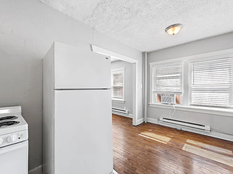 3933 Charlotte St — Photo 23