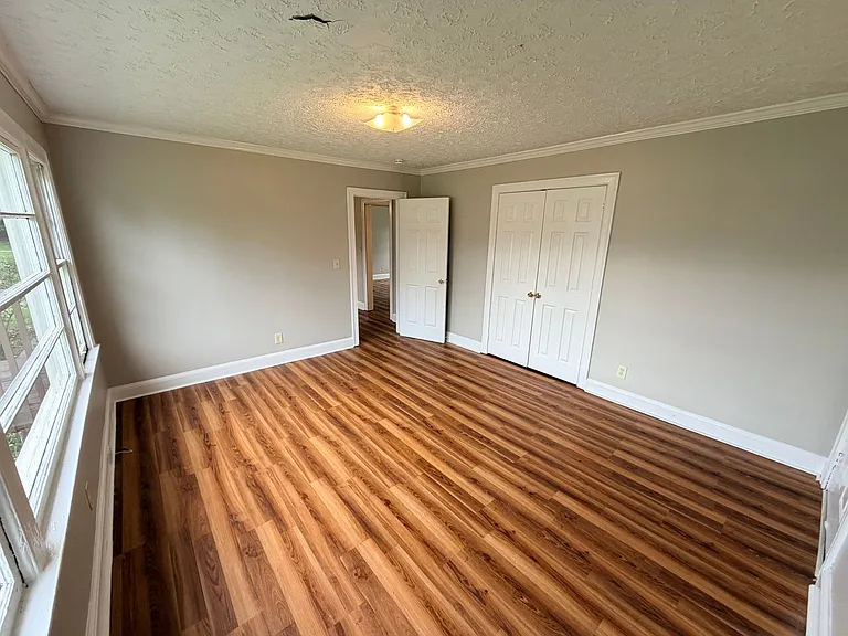 136 Williamson St SW — Photo 4