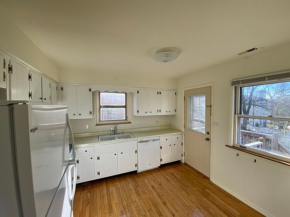 3rd image of 140 S Arlington Ave APT 2