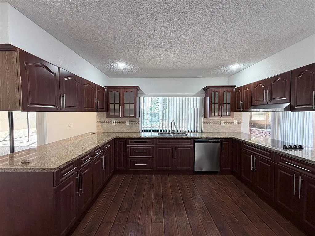 4 bed, 2.5 bath, 12761 sqft, $4,750 — Photo 3