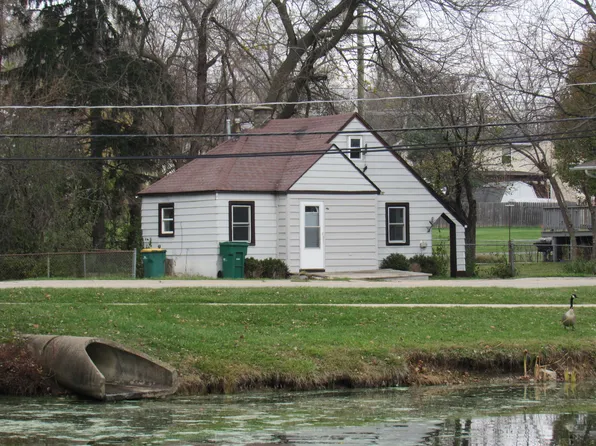 14 E Clarendon Dr, Round Lake Beach, IL 60073